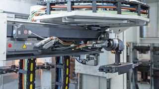 Immer wenn in der Industrie Kabel bewegt werden, kommen zu ihrem Schutz Schleppketten zum Einsatz – Zeit können die Anwender sparen, wenn sie diese fertig bestückt als komplette Systeme kaufen. (Lapp/Maiwolf)