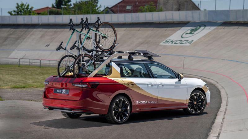 Das Heck kann zu einer Art Pick-up umgestaltet werden. Dann lassen sich darauf schnell zwei Fahrräder auf- oder entladen. (Skoda Auto)