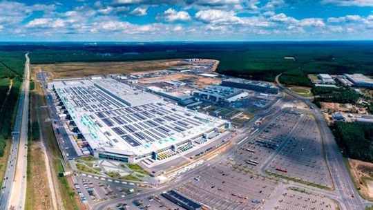 Das ist der Blick auf das Tesla-Areal in Grünheide bei Berlin. Das Unternehmen von Elon Musk will bekanntlich seine Fertigungskapazität verdoppeln, was Umweltschützer nicht freut. Jetzt hat das Landesumweltamt aber zugestimmt, dass der erste Ausbau stattfinden darf.(Bild:  Tesla)