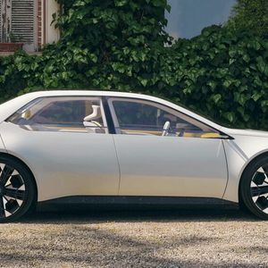 Die Limousine im 3er-Format vereint Retro-Design und die neueste Generation von BMWs Elektro-Technik.(Bild:  BMW)