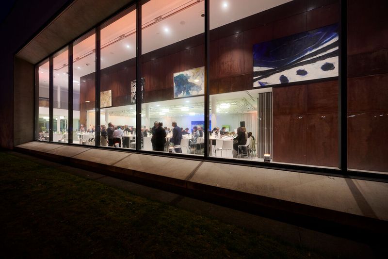 Impressionen vom ELEKTRONIKPRAXIS Frühlingsfest 2023 im Ketterer Kunst mit der Verabschiedung von Johann Wiesböck.  (Bild: © EYE AM CHRIS)