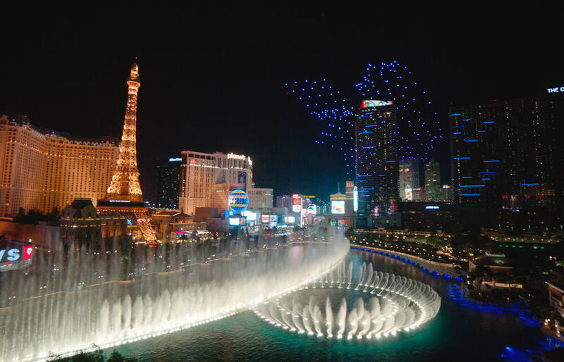 Lightshow von Intel mit über 100 leuchtenden Drohen  über dem Springbrunnen des Hotels Bellagio in Las Vegas. (Intel Corporation)