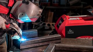 Der österreichische Biohof Hafner zu Wanzbach setzt bei Reparaturen und Umbauten auf das vielseitige Schweißsystem Transsteel Pulse von Fronius Perfect Welding. (Fronius)