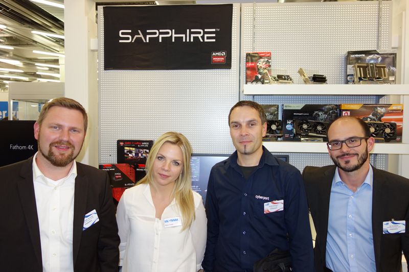 (v. l.) Mijou Haas, Ingram Micro, mit Alexander Schmidt, Sapphire, Andre Pollmann, Cyberport, und Uli Kurzböck, Sapphire (Bild: IT-BUSINESS)