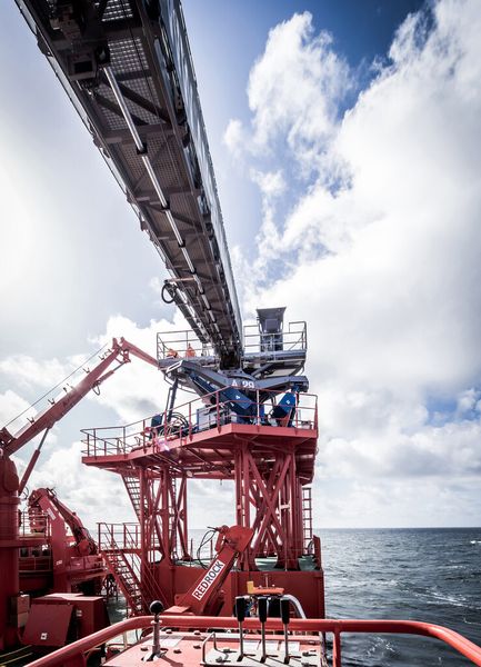 Die Brücke gleicht den Wellengang aus und erlaubt den Servicetechnikern einen sicheren Übergang zu den Plattformen der Windturbinen – auch bei schlechten Witterungsbedingungen. (Siemens)