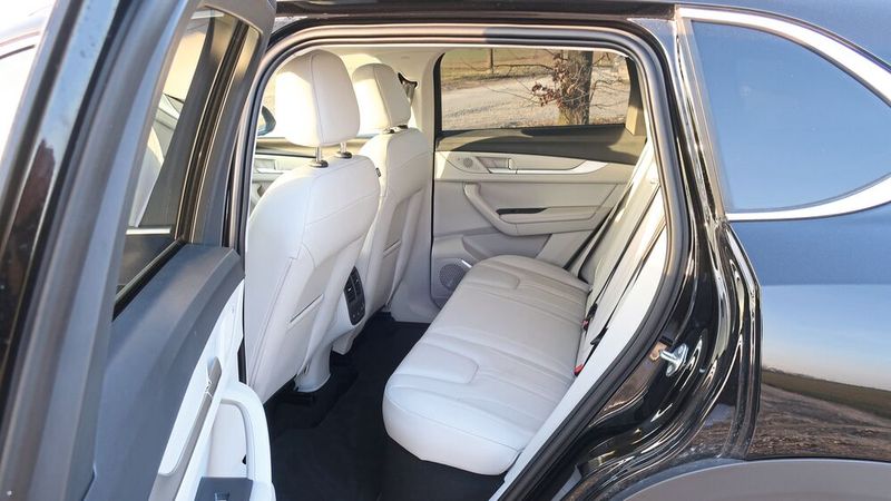 Im T10X ist ausreichend Platz für alle Passagiere. (Bild: Grimm – VCG)