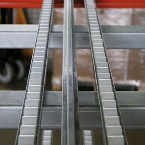 Die Röllchen - und Trennleisten des Kommissionierregals Multiline L können individuell eingestellt werden. Bild: Meta-Regalbau