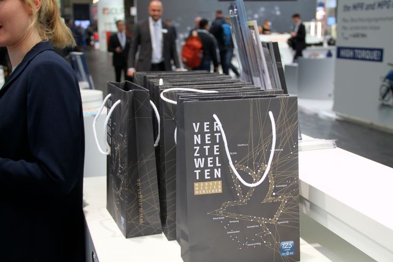 Zum Abschluss ließen wir es uns nicht nehmen unsere Gäste mit einem erstklassigen fränkischen Wein, der zum 125-jährigen Jubiläum unseres Verlags eigens abgefüllt wurde, zu verabschieden. (Bild: Industry of Things)