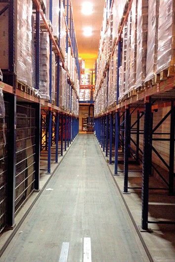 Mit intelligenter LED-Technik ausgeleuchtetes Lager beim Logistikunternehmen  Transthermos.  (Transthermos)