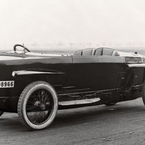 Ein Rumpler-Tropfenwagen mit Benz-Signet aus dem Jahr 1921: Edmund Rumpler entwickelte mit ihm ein unter aerodynamischen Gesichtspunkten gestaltetes Automobil.  Mit den Reihenvierzylindermotoren des Benz 10/35 PS mit einem Hubraum von 2.610 cm³ und einer Leistung von 50 PS brachte es das Fahrzeug auf 115 km/h Höchstgeschwindigkeit.(Bild:  Mercedes-Benz)