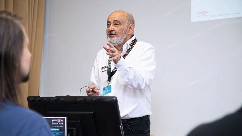 Im Element:  Auch fast 40 Jahre, nachdem sich der Elektrotechnik-Ingenieur als Berater für ASIC- und FPGA-Entwicklung selbstständig machte, hält Eugen Krassin immer noch Schulungen und Seminare zur programmierbaren Logik.(Bild:  Toby Giessen)