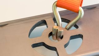 Die Zurrschiene Vario-O von Elting dient der variablen Ladungssicherung mit starken Zurrkräften. (Bild: Elting)