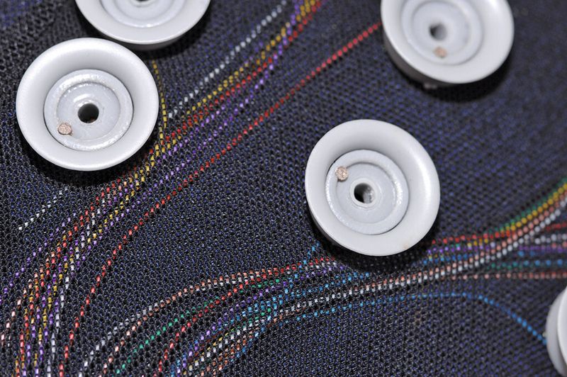 In diesem Kappensystem, das sich durch Tragekomfort und höchste Messgenauigkeit beim Monitoring der Gehirnströme auszeichnet, sind bis zu 600 m Kabel installiert. (Bild: EE-Magine)