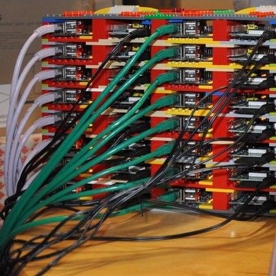 Iridis Pi: Supercomputer bestehend aus 64 Raspberry Pi und Lego-Steinen (Bild: Simon Cox)