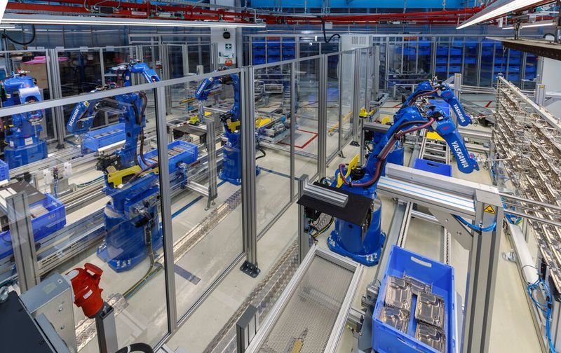 Sufficient capacity thanks to two identical removal stations with a total of eight Motoman GP12 robots. (Image:Yaskawa Europe)