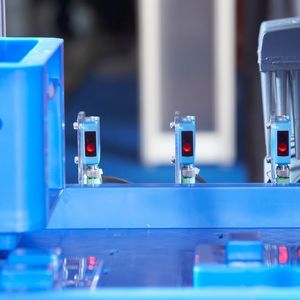 Erfassungssicherheit, platzsparende Bauform und passende Montagehalterungen – drei Argumente, auf die es bei Integration der WL100 Bright Light in die Ein- und Auslagerstiche Tablar-AKL von AM-Automation ankam.