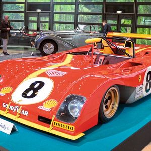 Der Ferrari 312 PB von 1972 war zweifellos der Star der Show, da er einer der bedeutendsten von Ferrari gebauten Prototypen für den Rennsport ist. Das seltene Stück Motorsportgeschichte zog das Interesse aus der ganzen Welt auf sich und war mit 12.042.500 Euro das teuerste Auto, das verkauft wurde. Ausgestattet mit einem Trockensumpfschmiersystem, Lucas-Kraftstoffeinspritzung, Einzelzündung und doppelten, oben liegenden Nockenwellen leistet der 3-Liter-Flachmotor 460 PS bei 10.800 U/min. Der 312 PB wiegt weniger als 650 Kilogramm und verfügt über ein Semi-Monocoque-Chassis, Kühler auf beiden Seiten direkt hinter dem Cockpit und einen 120-Liter-Tank, der für eine optimale Gewichtsverteilung gegenüber dem Fahrerplatz angebracht ist.(Bild:  Classic Analytics)