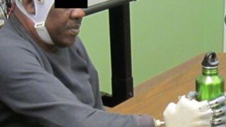 Gegenstände durch Gedankensteuerung greifen: Wissenschaftler der Universität Houston in Texas haben eine bionische Hand entwickelt, die sich durch Hirnimpulse steuern lässt. (Bild: University of Houston)