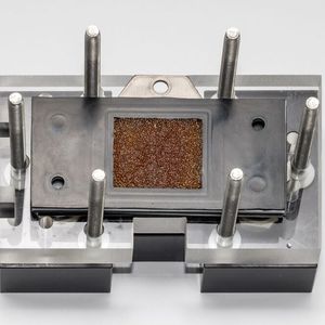 Blick in den Zellstack: ein kostengünstiger Elektrolyt aus Kunstharz verleiht der Zelle zusätzliche Stabilität.(Bild:  Forschungszentrum Jülich / Ralf-Uwe Limbach)