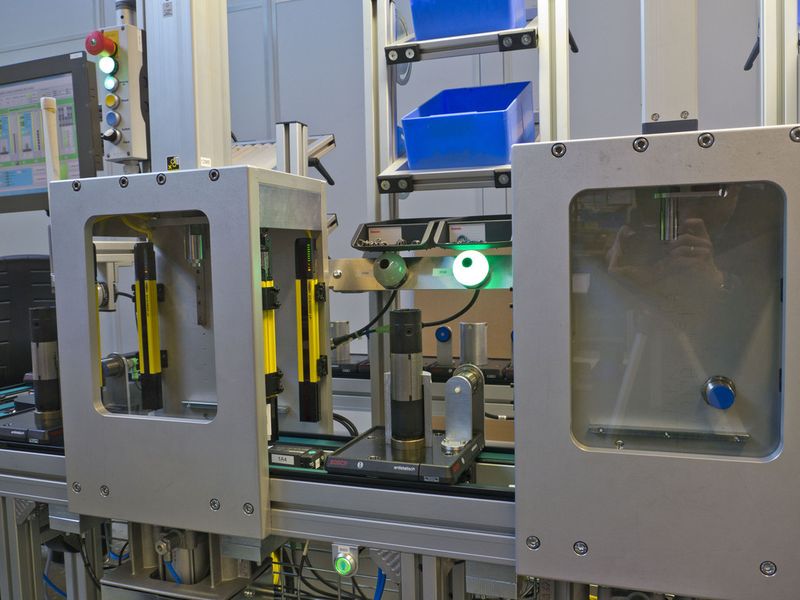 Die K50-Leuchte zeigt das zu entnehmende Bauteil an (Bild: Turck)
