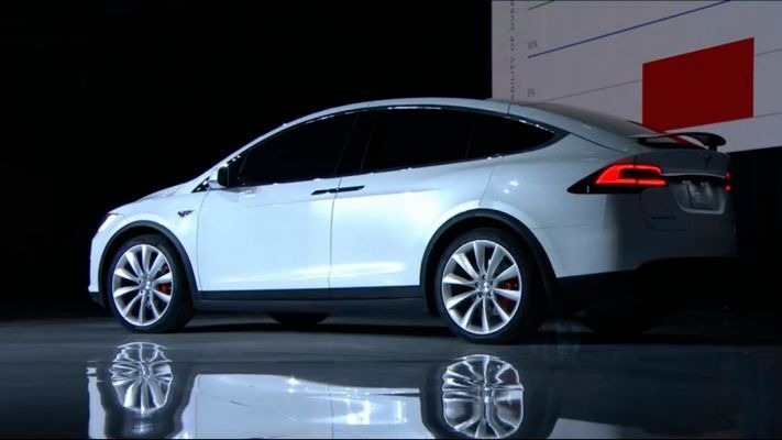 Bei zwei Sternen liegt die Wahrscheinlichkeit, bei einem Unfall mit hoher Geschwindigkeit schwer verletzt zu werden bei 25%, bei drei Sternen sind es 5% weniger, also 20%, bei vier Sternen 15% und bei fünf Sternen schließlich 10%. (Bild: Tesla)