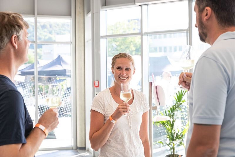 Steckverbinderkongress 2022: Das Get together am 4. Juli 2022 und die Abendveranstaltung am 5. Juli 2022 auf dem Vogel-Campus boten viele Gelegenheiten sich in entspannter Atmosphäre auszutauschen und zu netzwerken. Schon so manches Projekt nahm hier seinen Anfang. (Bild: Elektronikpraxis)