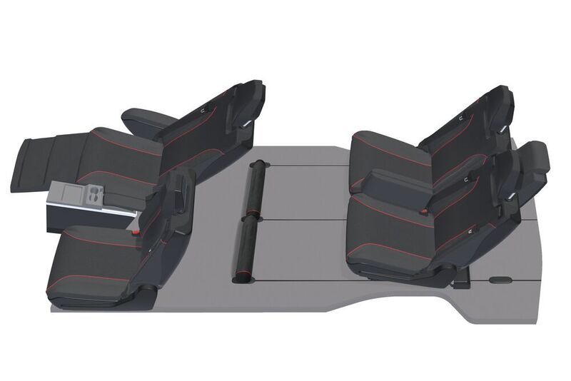 Für eine entspannte Position kippen die beiden hinteren Sitze und tauchen weit in den Kofferraum ein. Die Cargo-Module können den Insassen Fußauflagen präsentieren. (Brose)