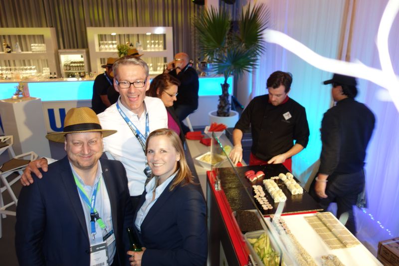 (v. l.) Frank Gerich und Veronika Steinberger, Seagate, und Dirk Beinhauer, Toshiba, lieben Sushi. (Bild: IT-BUSINESS)