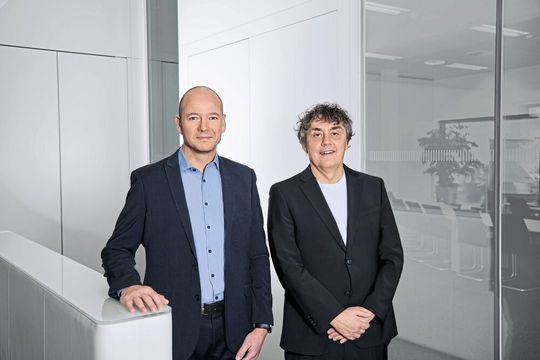 Daniel Pfeifer (l.) und Beat Rünzler, der künftig auch den Bereich Operations verantwortet.(Bild:  Bachmann electronic)