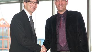 Norbert Gauß (rechts) verlässt Elau. Sein Nachfolger in der GEschäftsführung von Elau ist Andrea Barbolini. Bild: Elau (Archiv: Vogel Business Media)