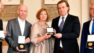 Dr. Manfred Wittenstein hat die Dieselmedaille 2019 in der Kategorie „Nachhaltigste Innovationsleistung“ erhalten. Im Bild mit den Preisträgern der anderen Kategorien: Klaus Eisert (Phoenix Contact GmbH & Co. KG, "Erfolgreichste Innovationsleistung"), Martin Verg (GEOlino, Gruner + Jahr GmbH, "Beste Medienkommunikation"), Stefanie Herrmann und Thorsten Rudolph (AZO Anwendungszentrum GmbH Oberpfaffenhofen, "Beste Innovationsförderung"). (Daniel Hinz, A.P.I.)