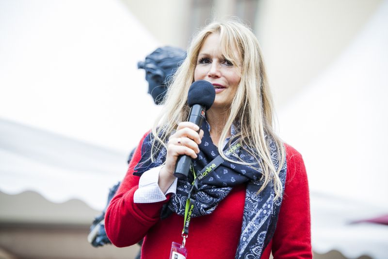 Isabelle v. Künßberg, Acmeo, begrüßt die Gäste des Vorabendevents. (Acmeo)