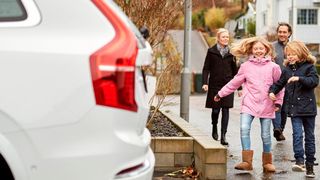 Testen für Volvo das autonome Fahren auf öffentlichen Straßen: Sasko und Anna Simonovski mit ihren Kindern Elin und William. (Volvo)