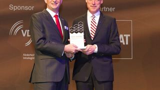 Hans van Leeuwen, Executive Vice President Marketing & Sales, Toyota Material Handling Europe und Dr. Andreas Gruchow, Vertreter des IFOY-Partners Deutsche Messe AG und Laudator. (Bild: IFOY)