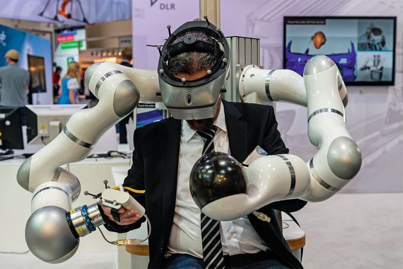 Roboter haben ihren schützenden Käfig verlassen und arbeiten nun eng mit dem Menschen zusammen. (Automatica)