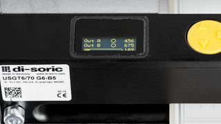 Mit dem OLED-Display und der 3-fachen Teach-In-Taste können Konfigurationen einfach eingestellt werden. (di-soric)