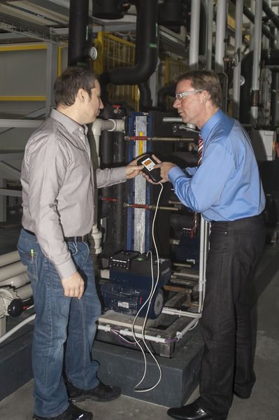 Nesa Jung-Pantic von Primus Oberflächentechnik (links) und Christian Vogt von Sondermann Pumpen+Filter prüfen die eingesetzte Pumpentechnik nach dem Umbau der Anlage. (Sondermann)