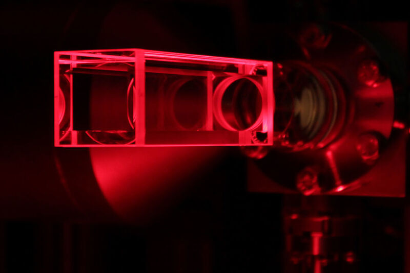 In einer Vakuumzelle werden Atome durch Laserstrahlen so weit heruntergekühlt, dass die einzelnen Schritte der Diffusion zu sehen sind.  (AG Widera/TU Kaiserslautern)