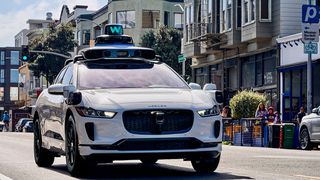 Bereits im Februar hat Waymo mit seinem Robotaxi eine Rekordmarke in Sachen Fahrten erreicht. Nun ist man ein ganzes Stück weiter. Die zahlende Kundschaft scheint überzeugt. Doch auch Tesla und Volkswagen wollen ein Stück vom „Kuchen“ ... (Bild: Waymo)