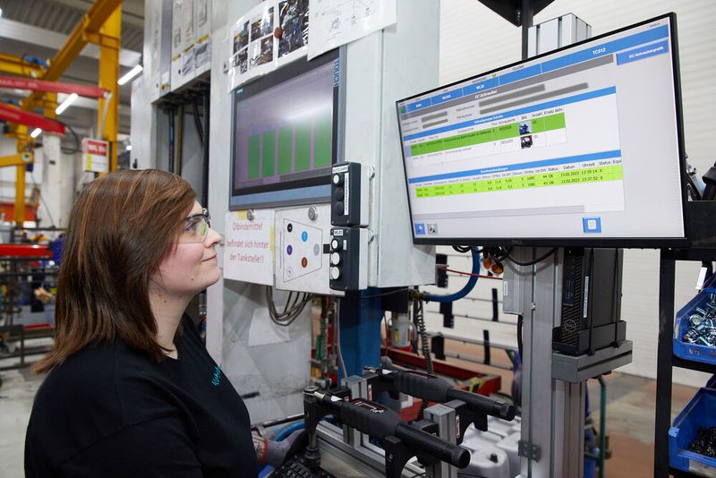 Auf dem Bildschirm sieht die Mitarbeiterin, ob die letzten Verschraubungen in Ordnung waren (grün hinterlegt) oder nicht. Das ist, wie gesagt, nur eine von drei Kontrollmöglichkeiten. (Bild: Desoutter / R. J. Vogel)