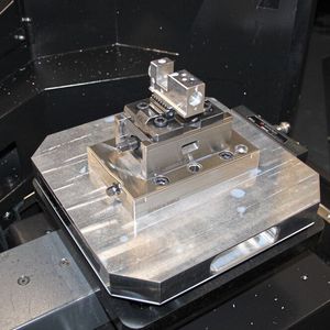 Ein Zentrischspanner C2 80 L-130 mit Wendebacke grip 3 Millimeter in Breite 40 Millimete auf einer Maschinenpalette, fixiert und gespannt mittels Nullpunkt-Spannsystem gredoc.(Bild:  Gressel AG)