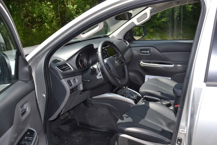 Im Fahrzeuginneren des neuen L200 herrscht Pkw-Atmosphäre. (Foto: Michel)