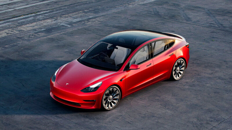 Das Tesla Model 3 kommt sehr weit, ist aber relativ teuer. (Tesla)