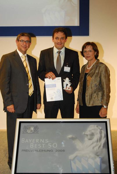 Martin Wild (mitte) nimmt von der Wirtschaftsministerin Bayerns, Emilia Müller, und Ralf Broschulat von Ernst & Young die Auszeichnung entgegen. (Archiv: Vogel Business Media)