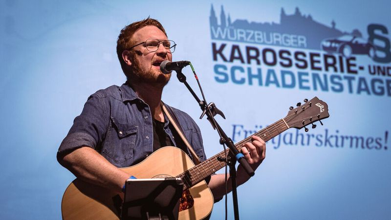 Musikalische Unterhaltung mit Rock- und Pop-Klassikern bot Andy Eyrich mit Stimme und Akustikgitarre.   (Bild: Stefan Bausewein)