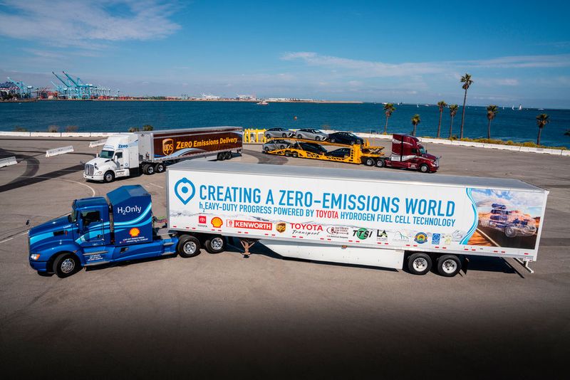 Drei Generationen Brennstoffzellen-Lkw: Toyota und Kenworth wollen gemeinsam zehn der elektrisch angetriebenen Trucks herstellen – und im Güterverkehr in und um Los Angeles einsetzen. (Bild: Dewhurst Photography/Toyota)