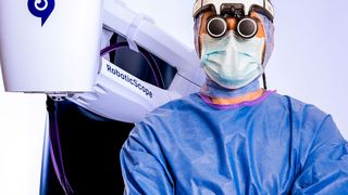 Das Medizinprodukt Robotic-Scope von BHS Technologies basiert auf softwaregesteuerter Technologie und eröffnet einen neuen Weg für die Visualisierung der mikrochirurgischen Eingriffe. Mit einem Head-Mounted-Display wird ein robotergeführter Kamerakopf über dem Operationsfeld bewegt. (BHS Technologies GmbH)