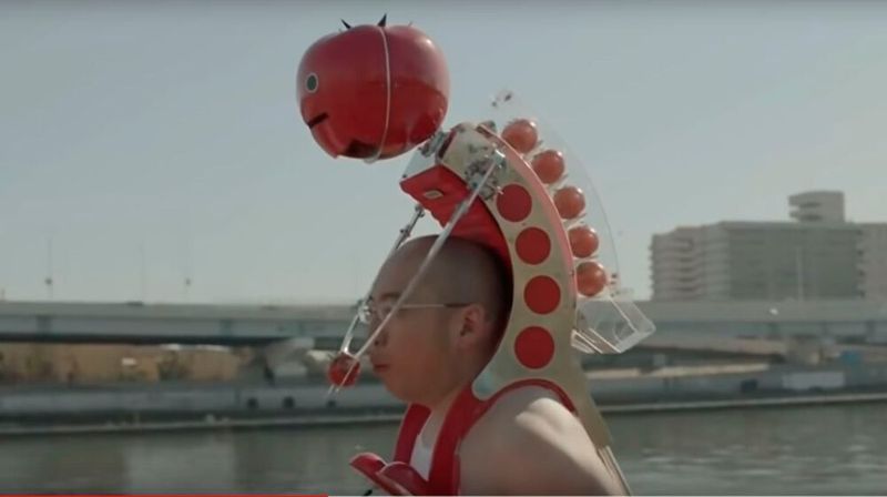 Tomate gefällig? Mit Tomatan Robot ist ein Jogger immer ausreichend mit Energie versorgt, auch während des Trainings. (www.youtube.com)