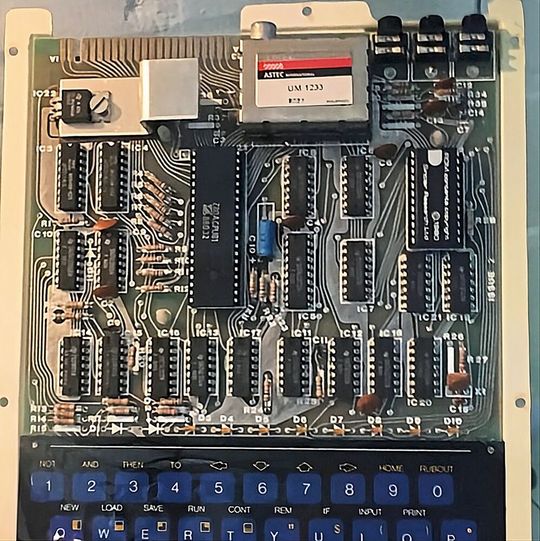 Architektur am Limit:  Neben dem Z80-Hauptprozessor begnügte sich der komplette Rechner mit winzigen 1 Kilobyte RAM und einem 4 Kilobyte großen ROM.(Bild:  Joho345 / CC BY-SA )
