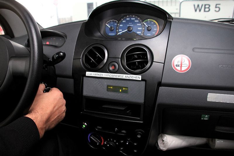 Im Armaturenbrett, unterhalb der mittleren Lüftungsöffnungen,  befindet sich im Vergleich zu anderen Elektrofahrzeugen, die über Stecker geladen werden, ein zusätzliches Instrument. Es zeigt  dem Fahrer an, ob er das Fahrzeug richtig oberhalb des Ladefeldes geparkt hat. (Bild: Schäfer)